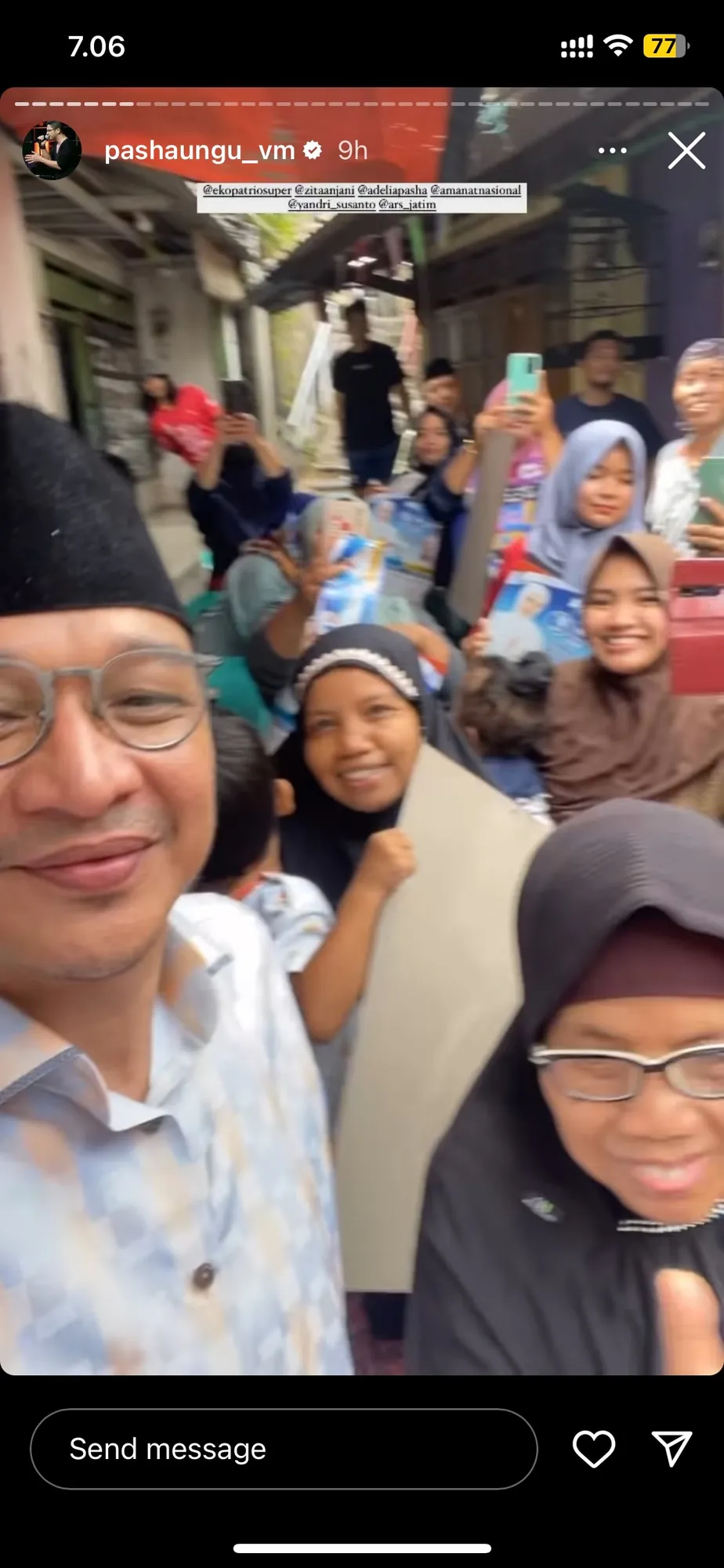 Pasha Ungu dikerumuni warga/@pashaungu_vm