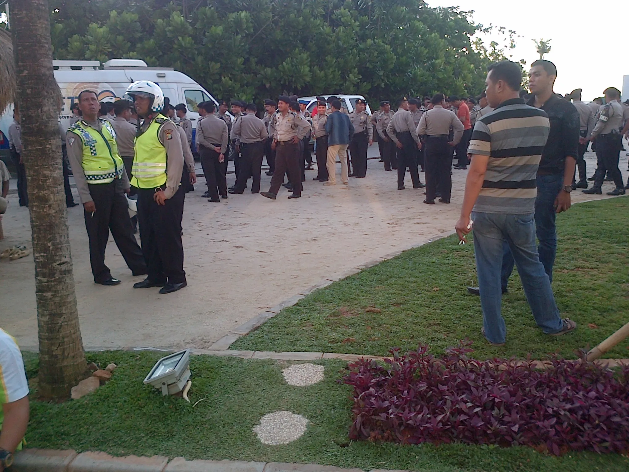 Polisi yang berada di lokasi MEIS. ©juwita