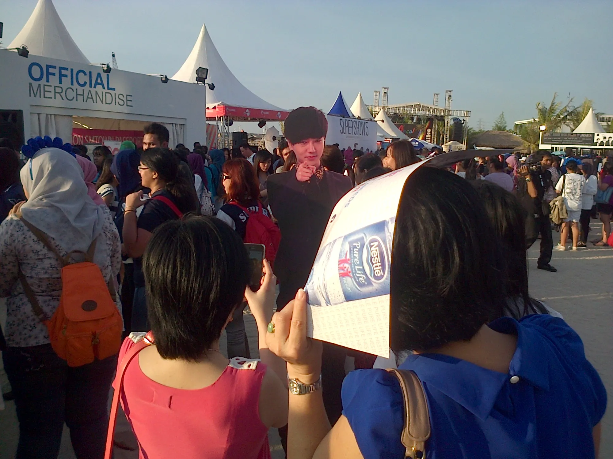 ELF berfoto dengan standee Super Junior. ©aia