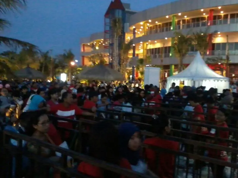 Elf merangsek masuk saat gate dibuka. ©vistyachan