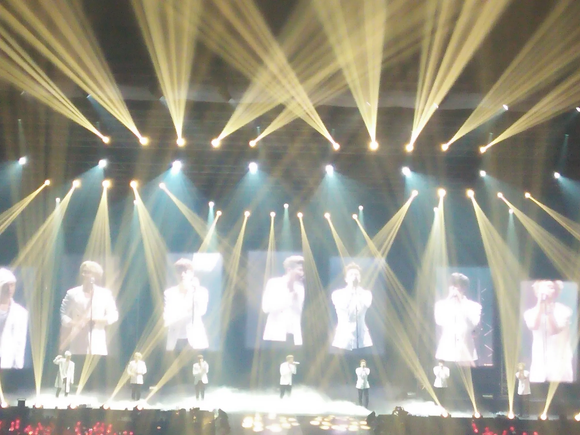 2,5 jam konser, iKON panaskan ICE BSD City Tangerang © KapanLagi.com®/Nuzulur Rakhmah