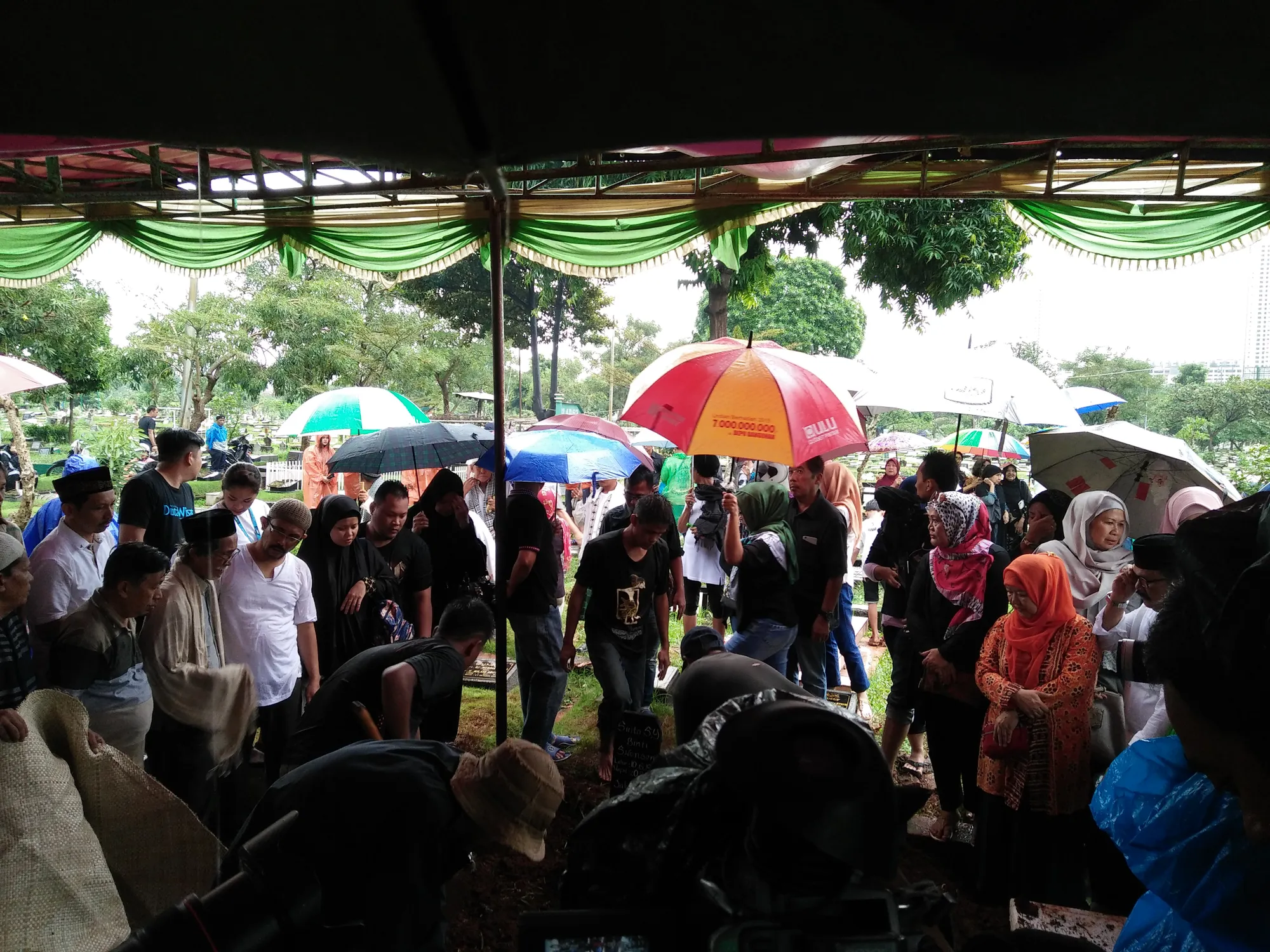 Pemakaman Shinta Muin diiringi dengan hujan deras © KapanLagi.com/Nuzulur Rakhmah