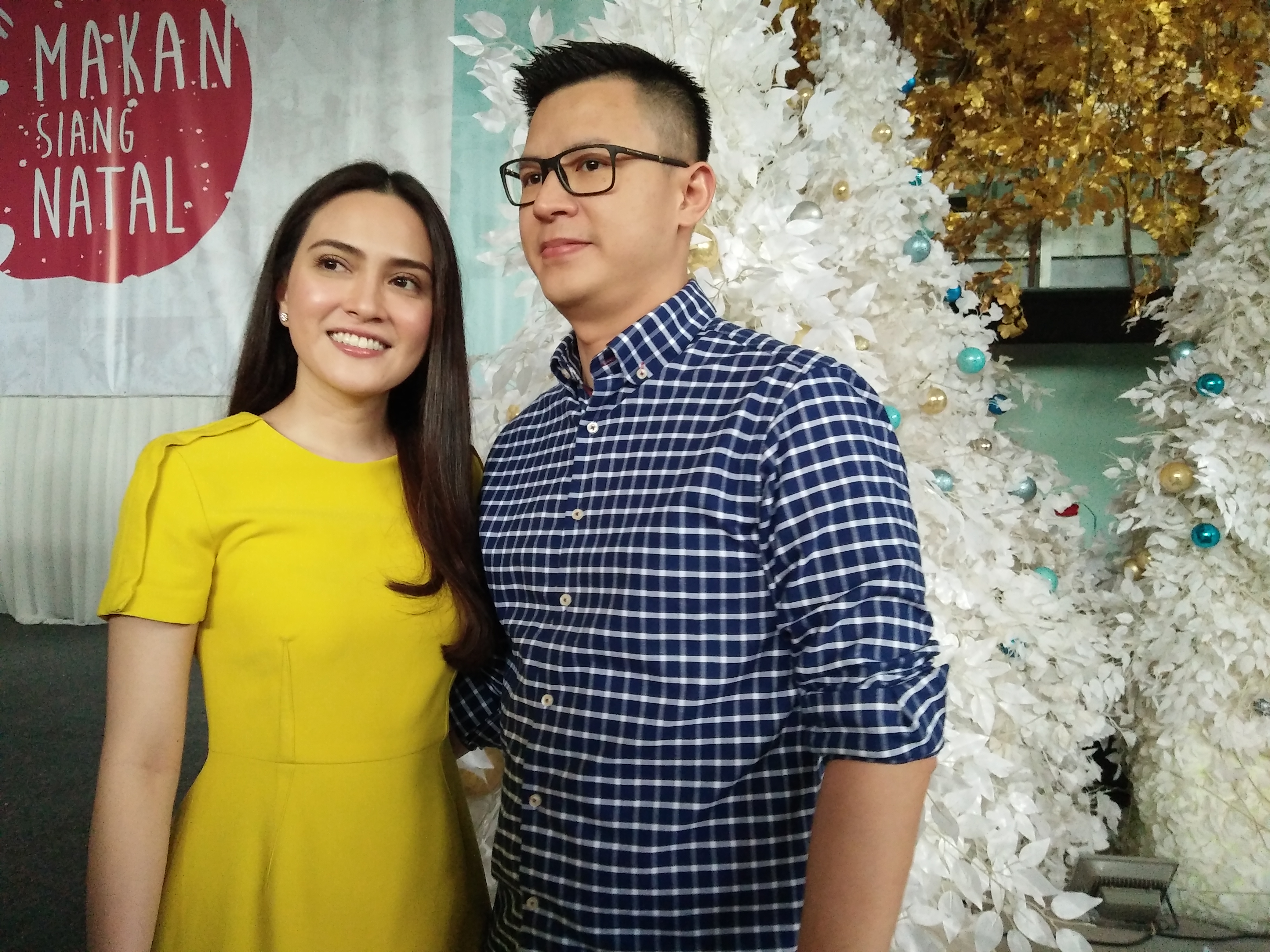 Shandy dan suami jadi salah satu relawan di acara bertajuk Makan Siang Natal © KapanLagi.com®/Nuzulur Rakhmah