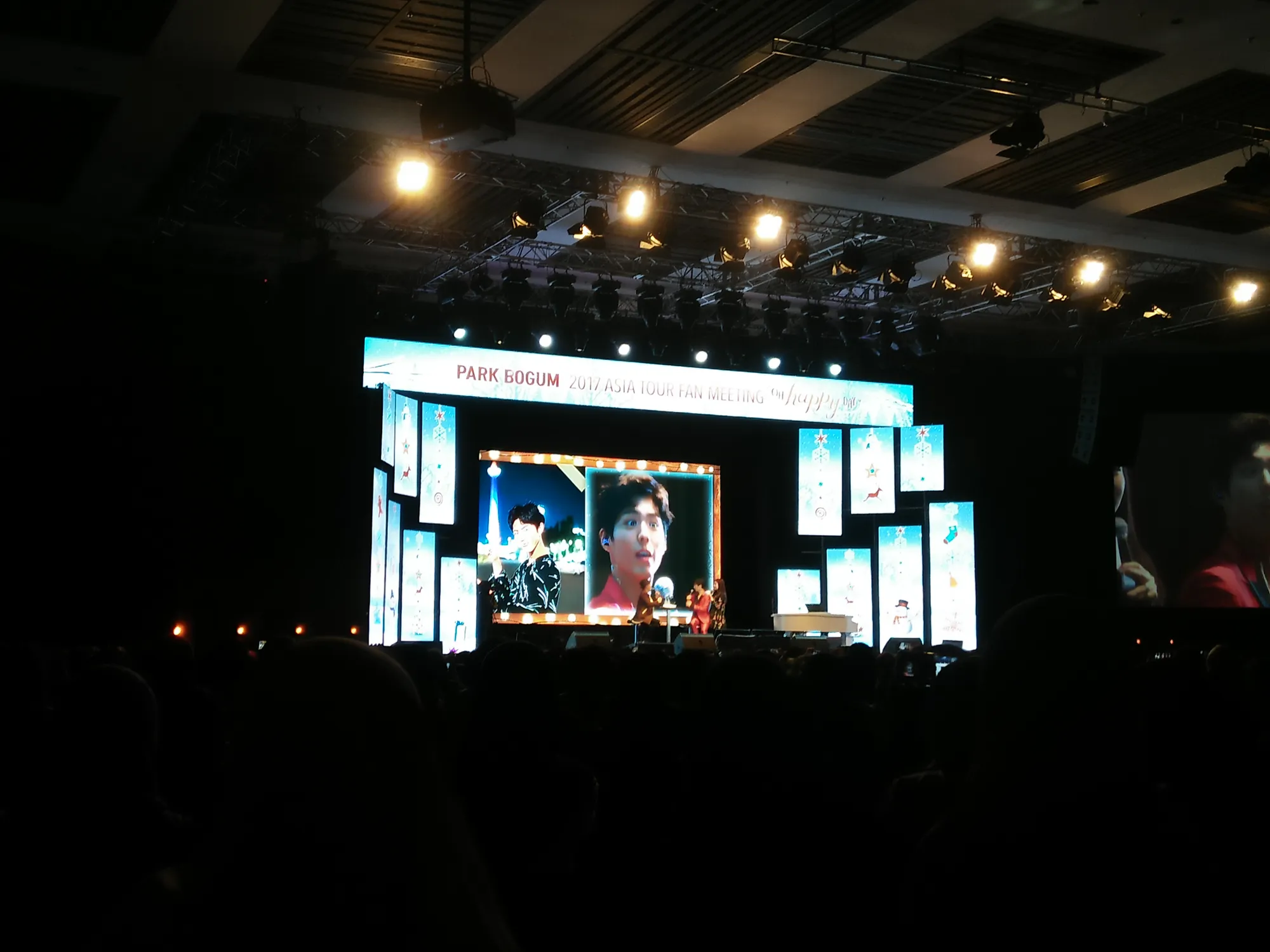 Dalam sesi kedua fanmeeting, Park Bo Gum menunjukkan adegan favoritnya dalam drama. Salah satunya adalah adegan ciumannya dengan Hyeri Girl's Day © KapanLagi.com® / Nuzulur Rakhmah