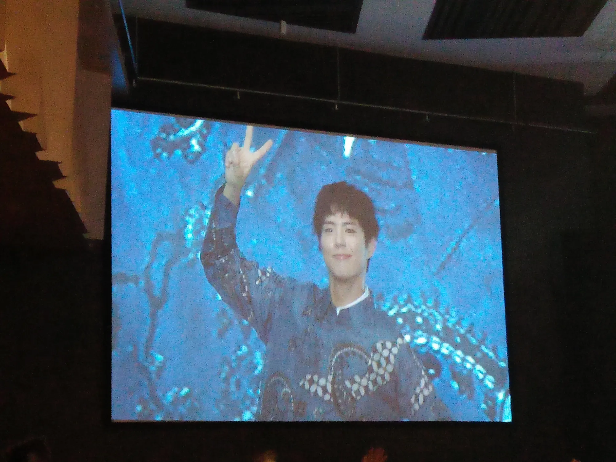 Park Bo Gum terlihat tampan saat mengenakan batik berwarna biru tersebut © KapanLagi.com® / Nuzulur Rakhmah