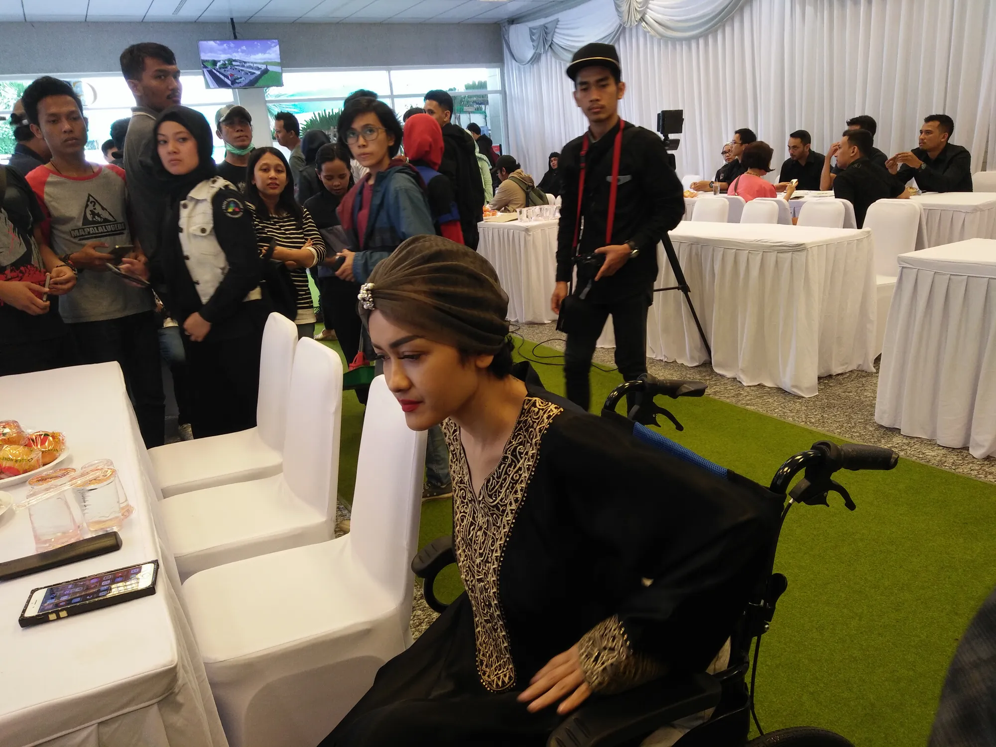 Julia Perez menyempatkan diri untuk melayat ke kediaman sahabatnya. ŠKapanLagi.com/Nuzulur Rakhmah