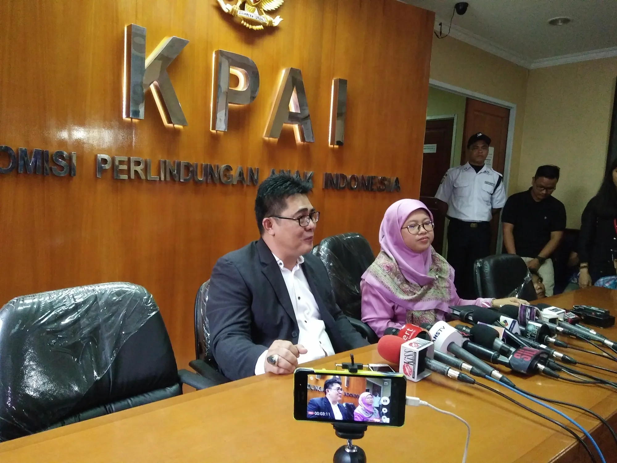 Pengacara Enji datangi KPAI © KapanLagi.com®/Nuzulul Rakhmah