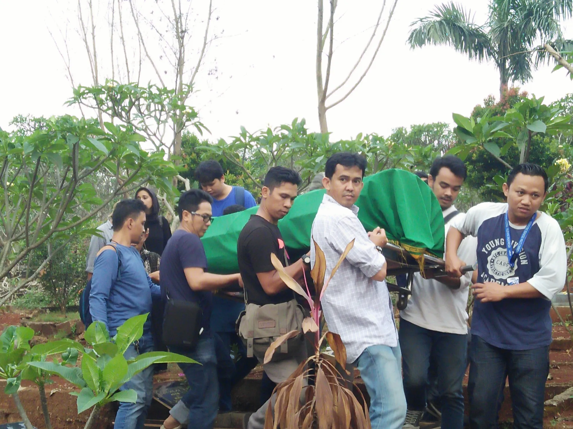 Banyak awak media yang ikut memanggul keranda almarhum Yana Zein. ©KapanLagi.com/Nuzulur Rakhmah