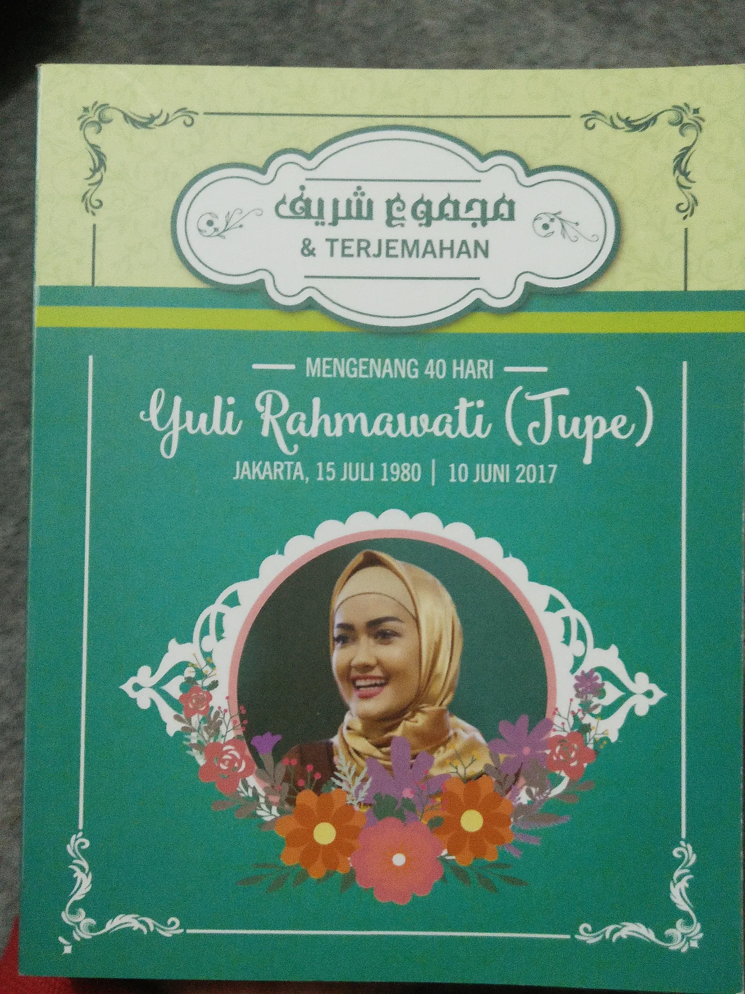 Buku Yasin di pengajian 40 hari Jupe, yang ini disumbah oleh Ustaz Zacky Mirza. ©KapanLagi.com/Nuzulur Rakhmah