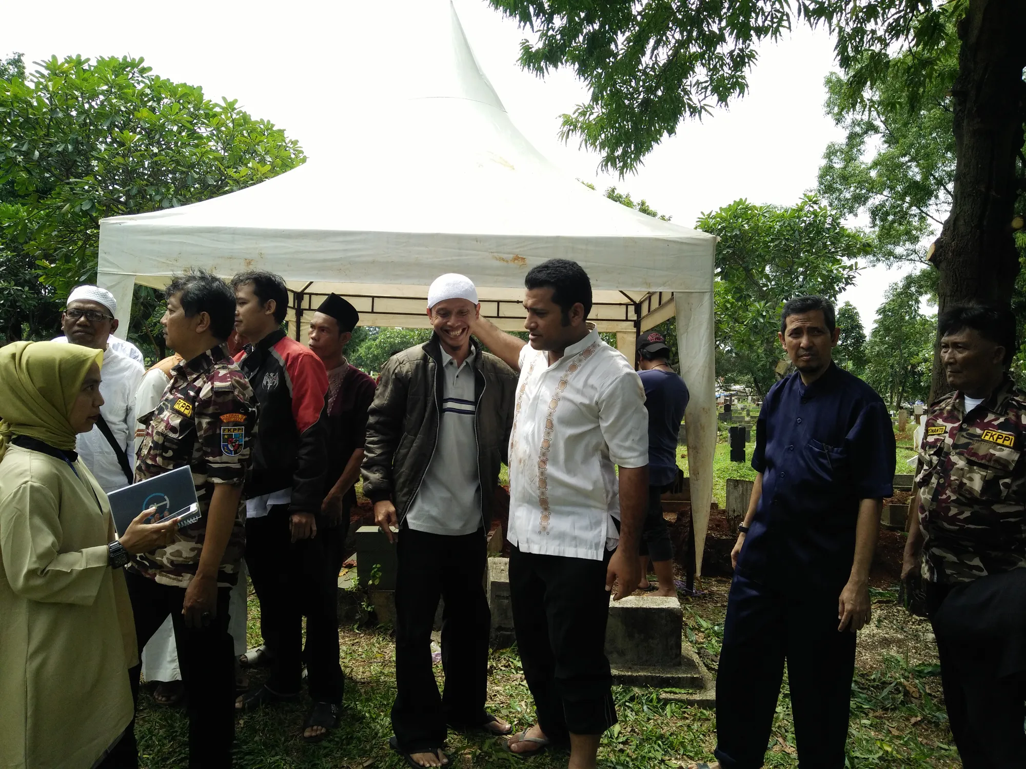 Komedian Said Bajuri di pemakaman istrinya yang meninggal di usia belia. cr: KapanLagi.com/Nuzulur Rakhmah