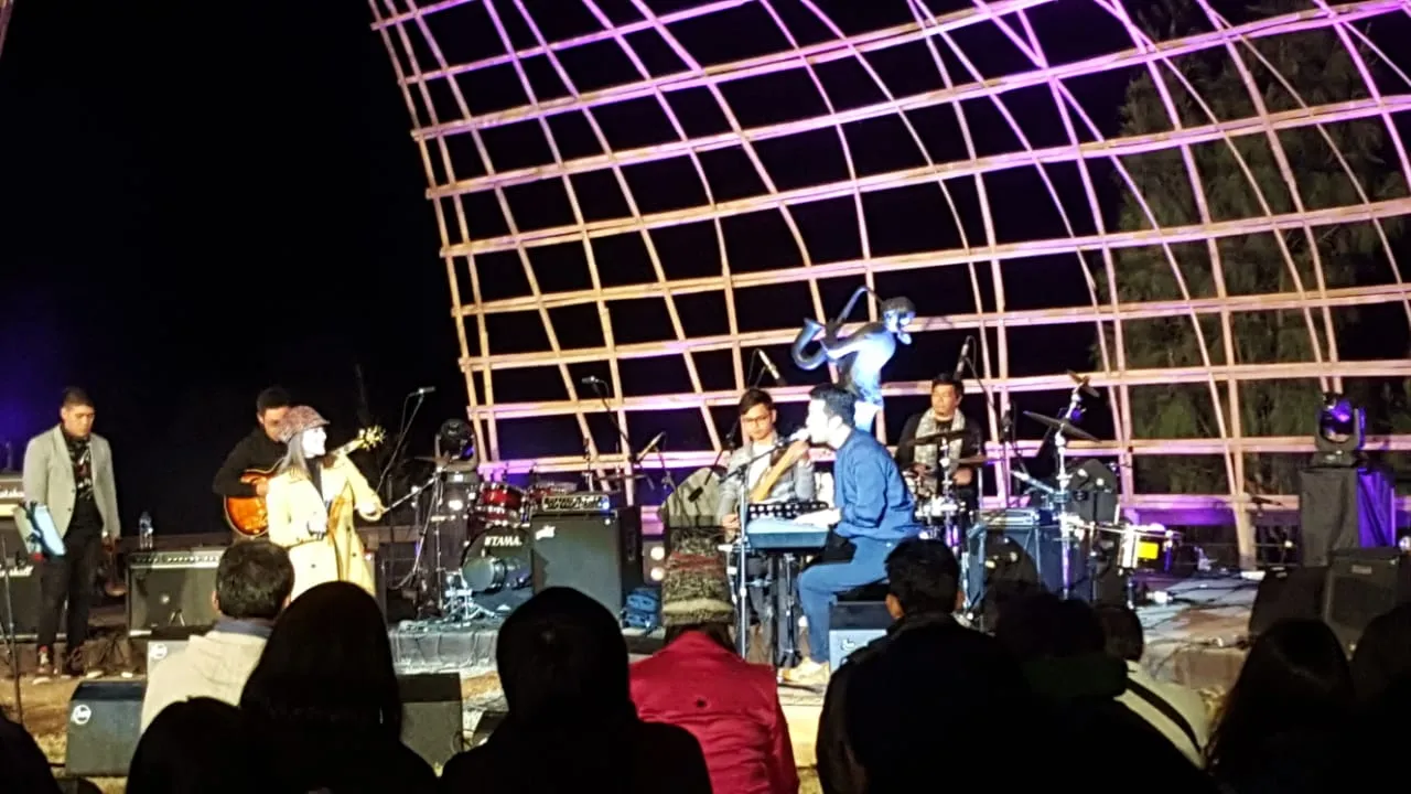 Emil Dardak iringi Sierra Soetedjo dengan permainan pianonya. (credit: Kapanlagicom/Rezka Aulia)