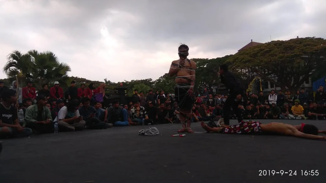 Demonstrasi di Kota Malang (credit: Kapanlagi.com/Darmadi Sasongko)