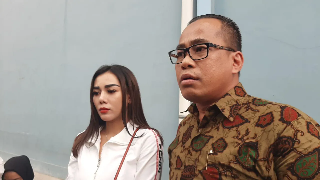 Bebby Fey dan pengacaranya ©KapanLagi.com/Irfan Kafril