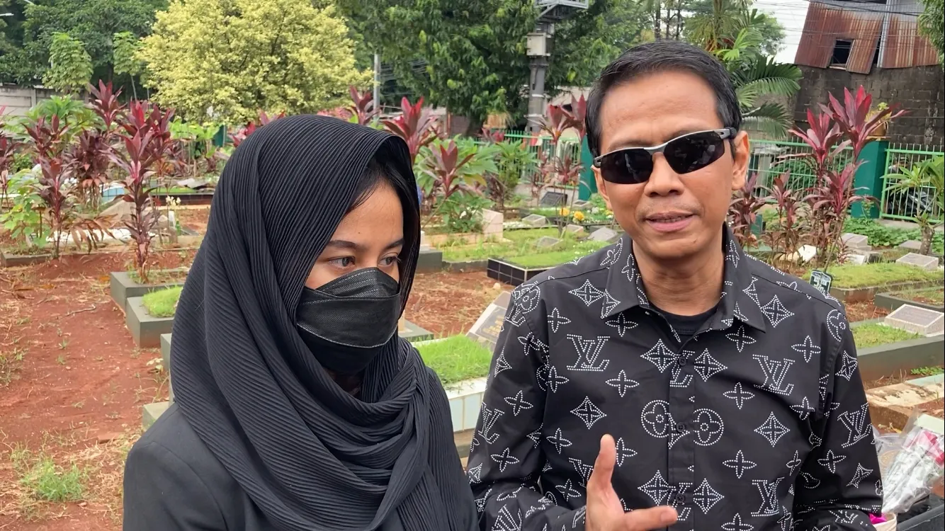 Mayang & Doddy Sudrajat ziiarah makam Vanesa Angel (23/12) - Irfan Kafril © KapanLagi.com