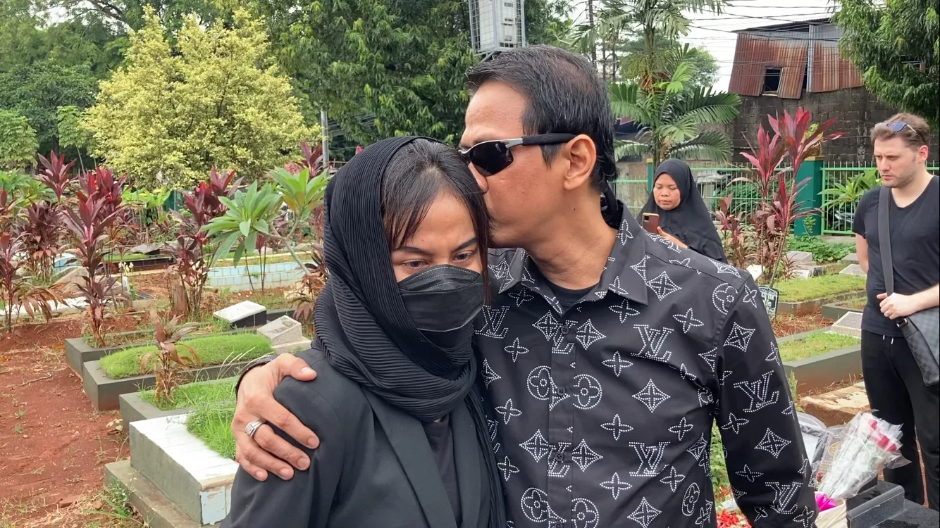 Mayang & Doddy Sudrajat ziiarah makam Vanesa Angel (23/12) - Irfan Kafril © KapanLagi.com