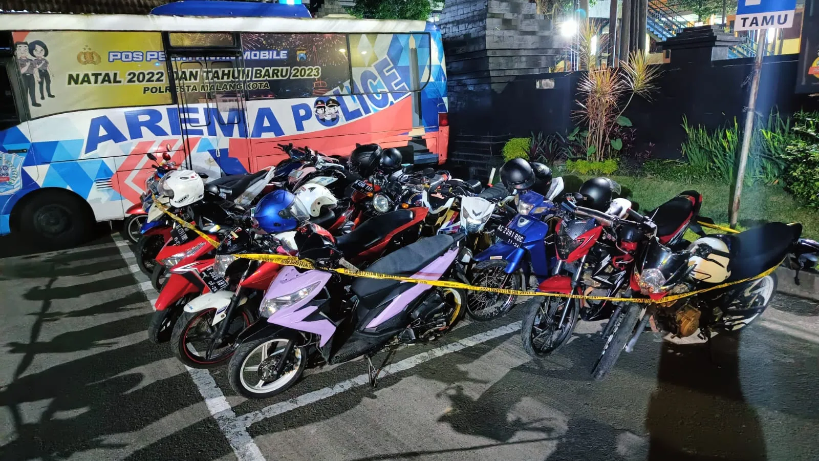 Belasan Sepeda Motor Peserta Balap Liar di Malang Diangkut Petugas / Credit Foto: KapanLagi.com/Darmadi Sasongko