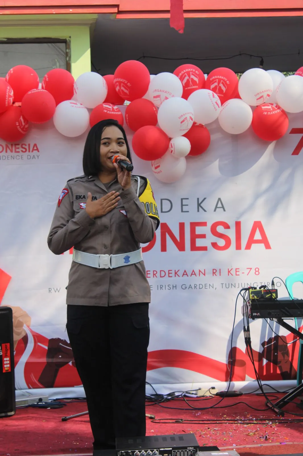 Polwan di Malang Ingatkan Tukang Sayur Pakai Helm / Credit Foto: KapanLagi.com/Darmadi Sasongko