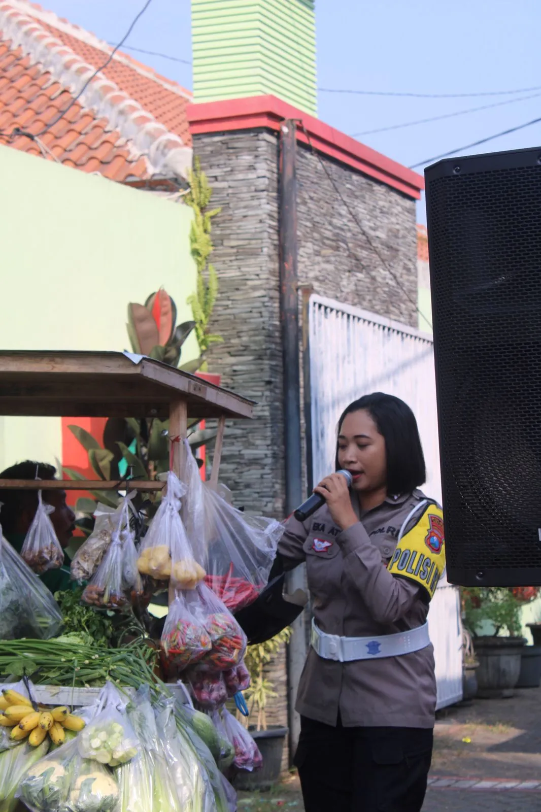 Polwan di Malang Ingatkan Tukang Sayur Pakai Helm / Credit Foto: KapanLagi.com/Darmadi Sasongko