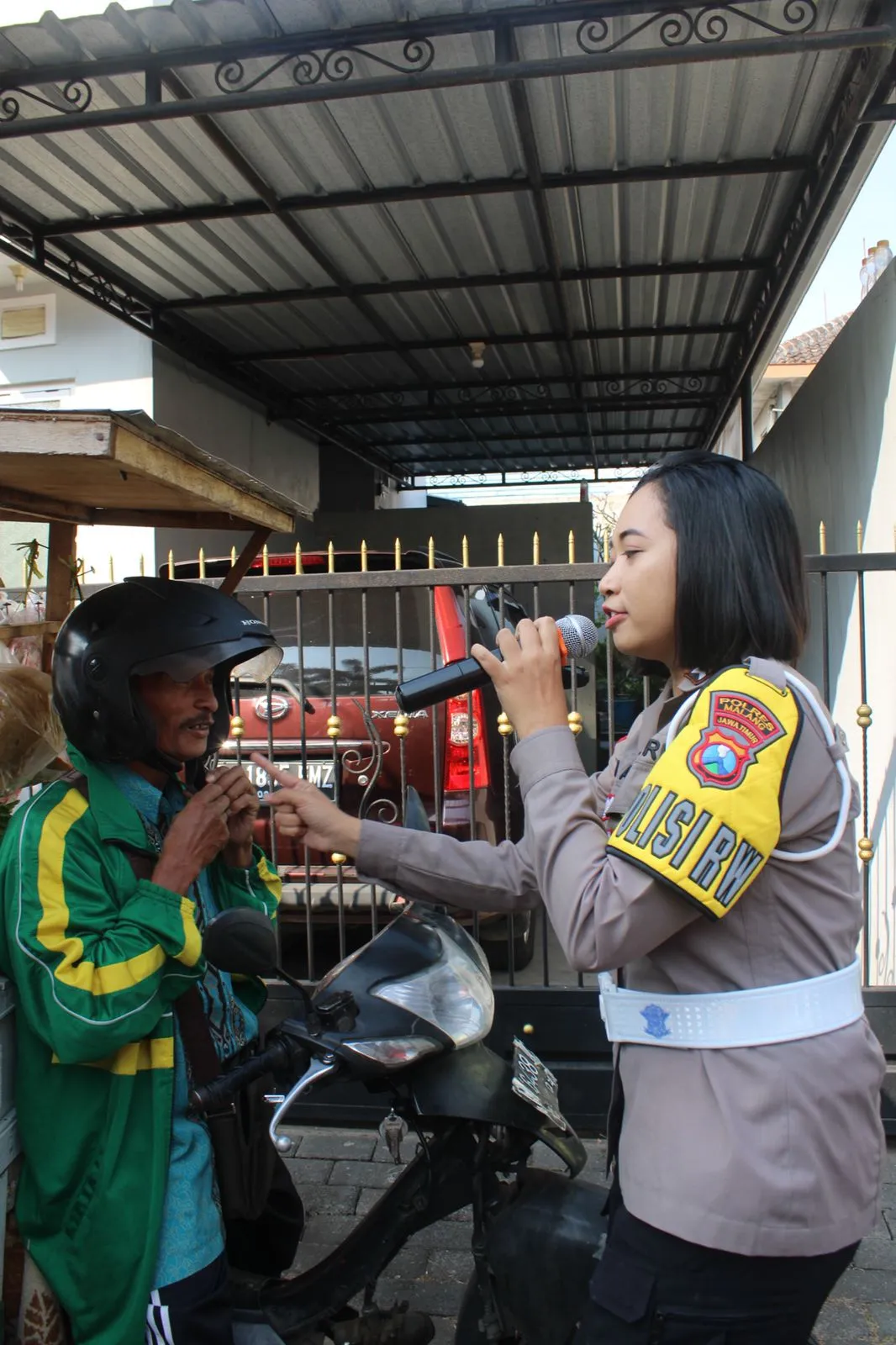 Polwan di Malang Ingatkan Tukang Sayur Pakai Helm / Credit Foto: KapanLagi.com/Darmadi Sasongko