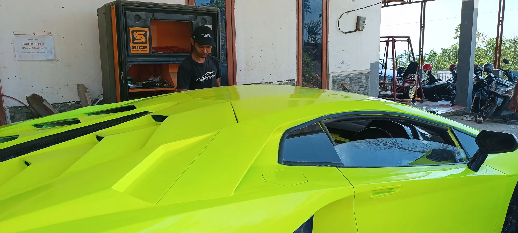 Pria Lulusan SMP di Kota Batu Eksport Replika Mobil Mewah / Credit Foto: KapanLagi.com/Darmadi Sasongko