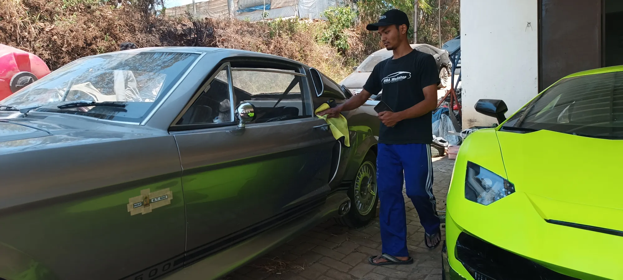 Pria Lulusan SMP di Kota Batu Eksport Replika Mobil Mewah / Credit Foto: KapanLagi.com/Darmadi Sasongko