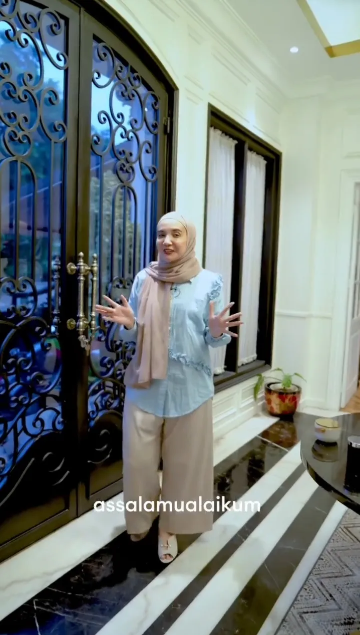 Rumah Zaskia Tampak Elegan Bernuansa Putih dan Hitam