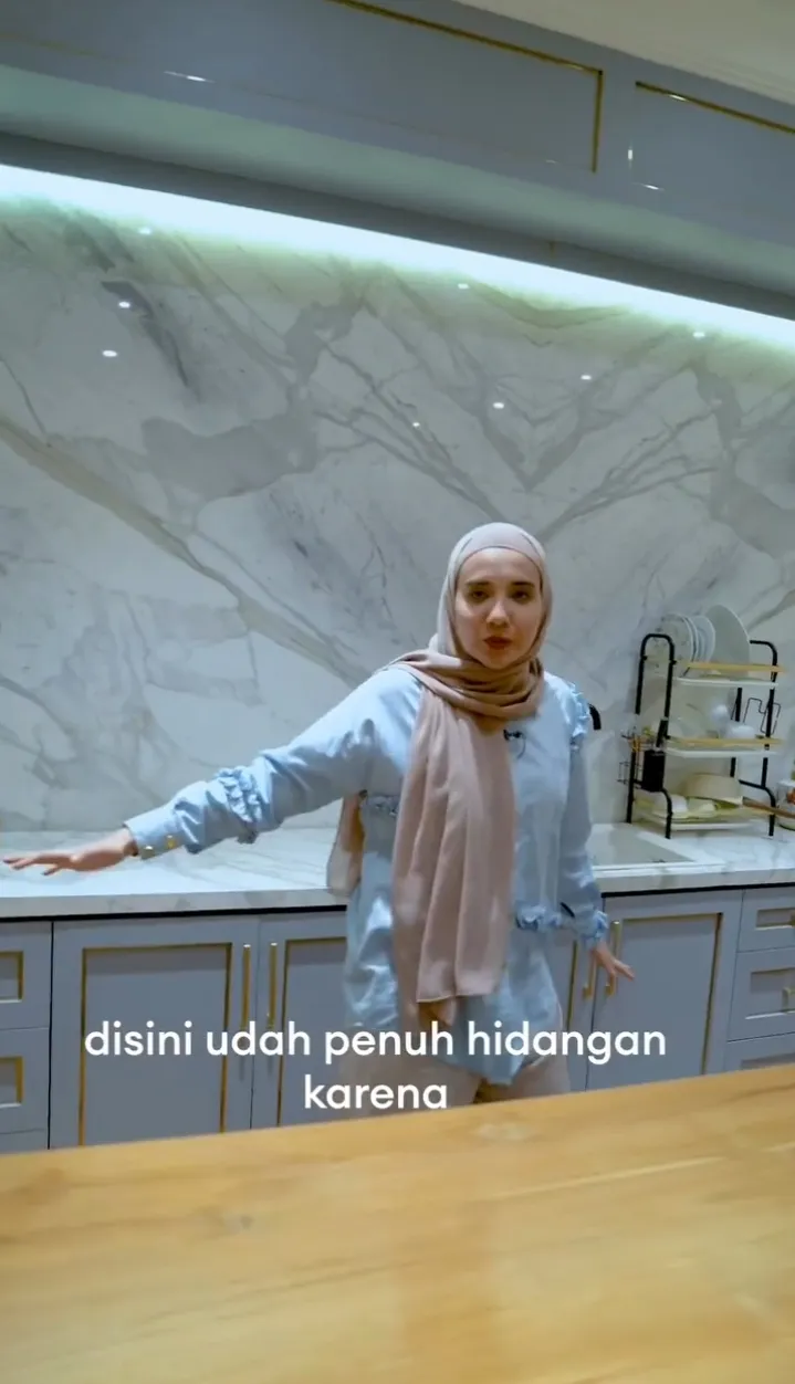 Dapurnya Kental dengan Nuansa Marmer