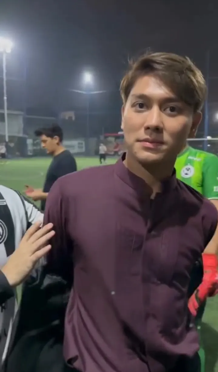 Potret Rizky Billar saat diminta setoran ngaji sebelum main bola (Sumber: Instagram/teukuwisnu)