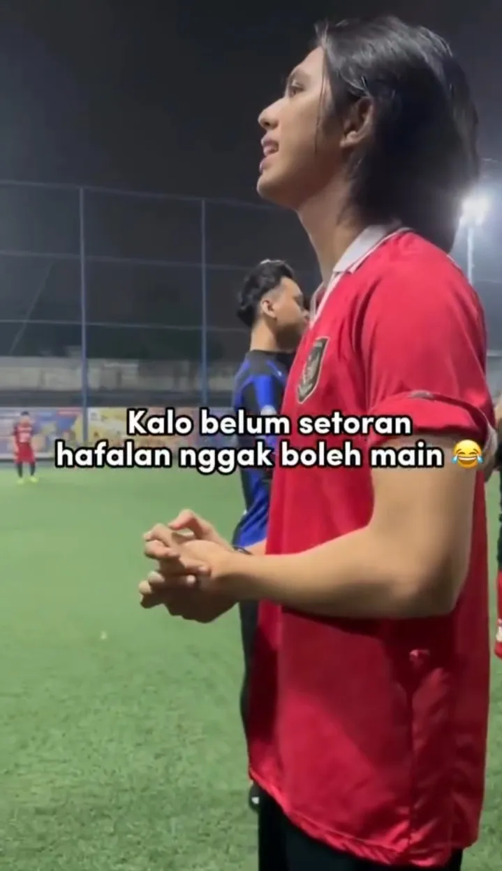 Potret Rizky Billar saat diminta setoran ngaji sebelum main bola (Sumber: Instagram/teukuwisnu)