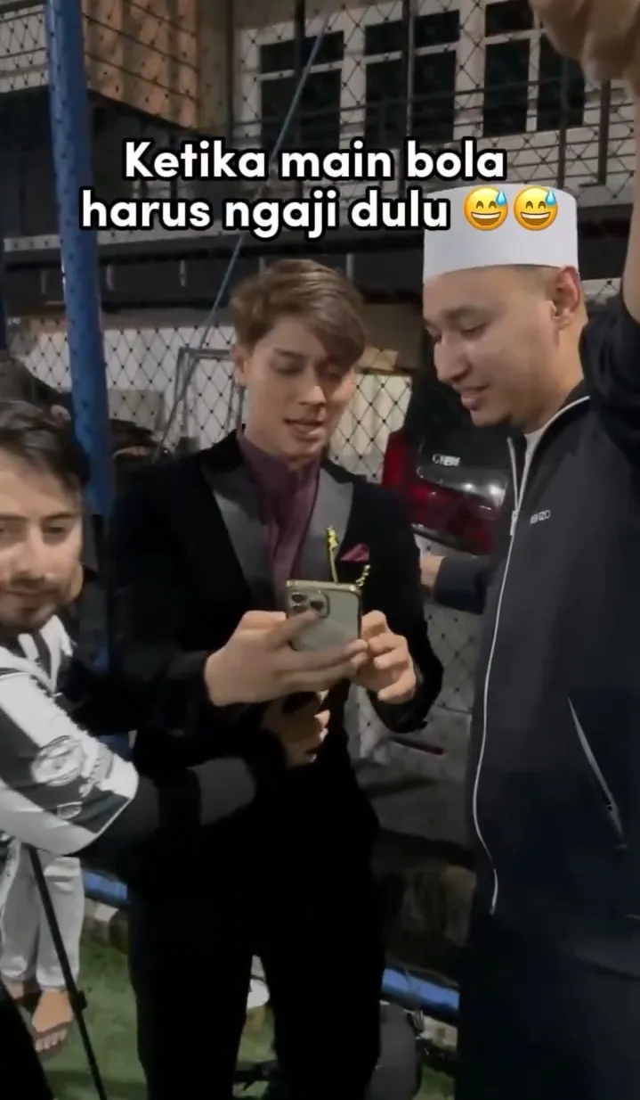 Potret Rizky Billar saat diminta setoran ngaji sebelum main bola (Sumber: Instagram/teukuwisnu)