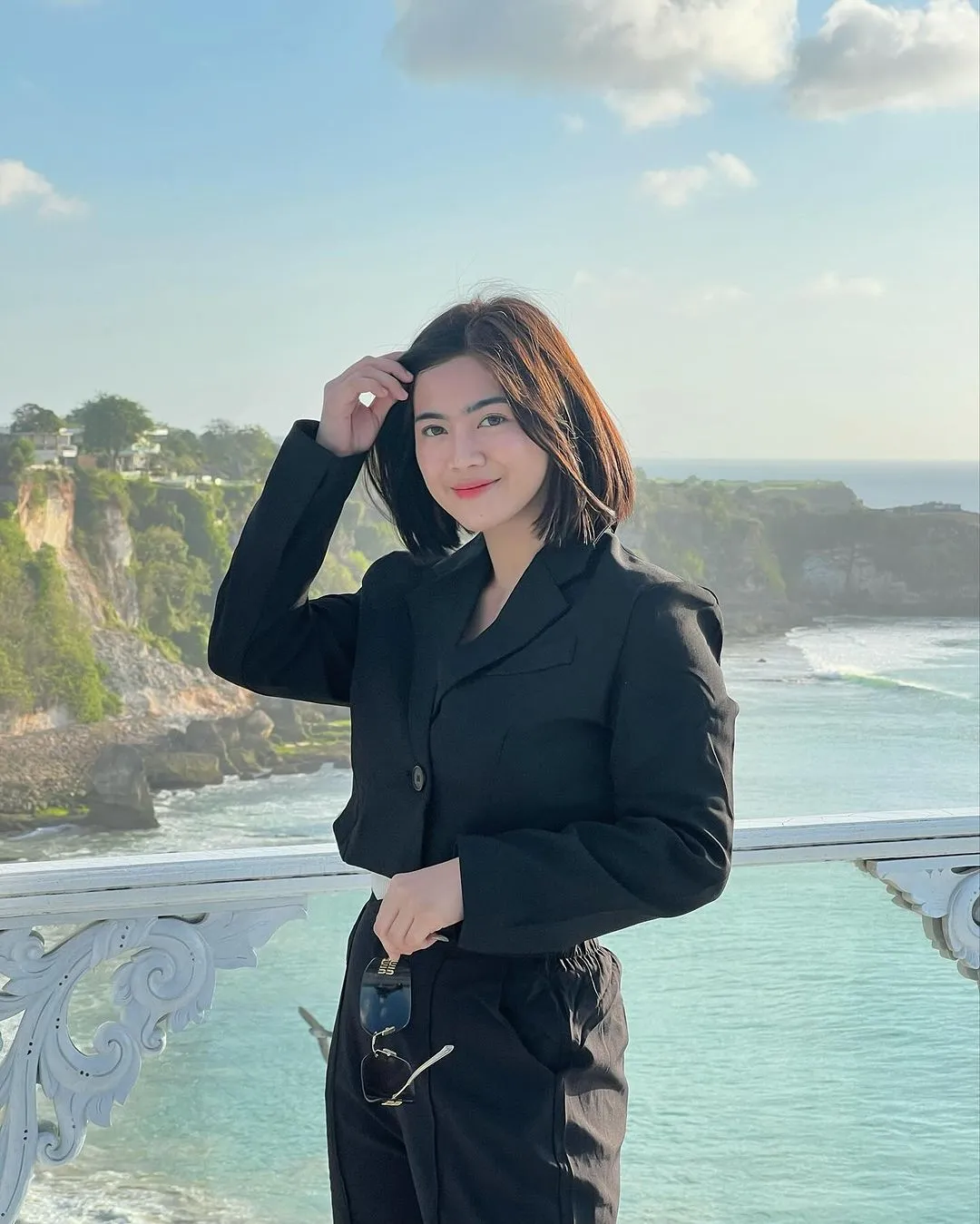 Terjun ke Dunia Musik dengan Berbagai Single Hits