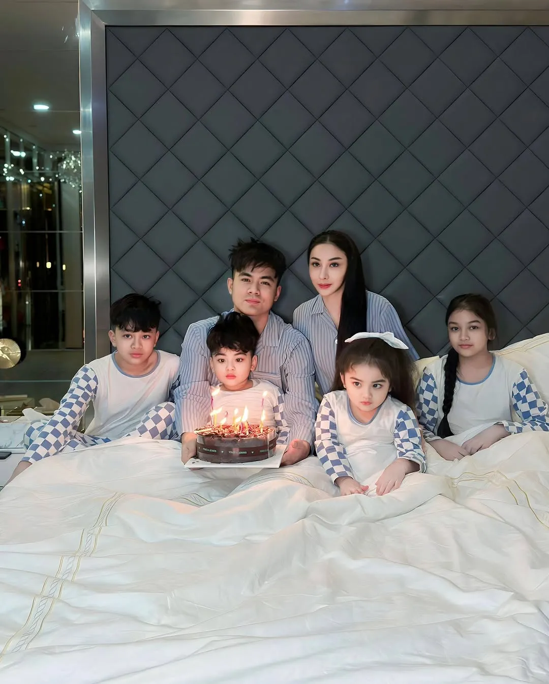 Potret Keluarga Guntur Triyoga dan Apris dengan Empat Anak, Dapat Kembar Cowok Cewek Dua Kali. (instagram/aprisdevita, instagram/gunturtriyoga)