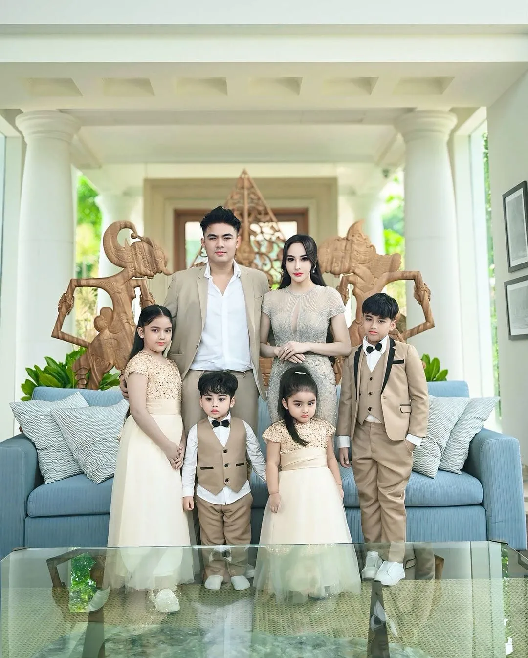 Potret Keluarga Guntur Triyoga dan Apris dengan Empat Anak, Dapat Kembar Cowok Cewek Dua Kali. (instagram/aprisdevita, instagram/gunturtriyoga)