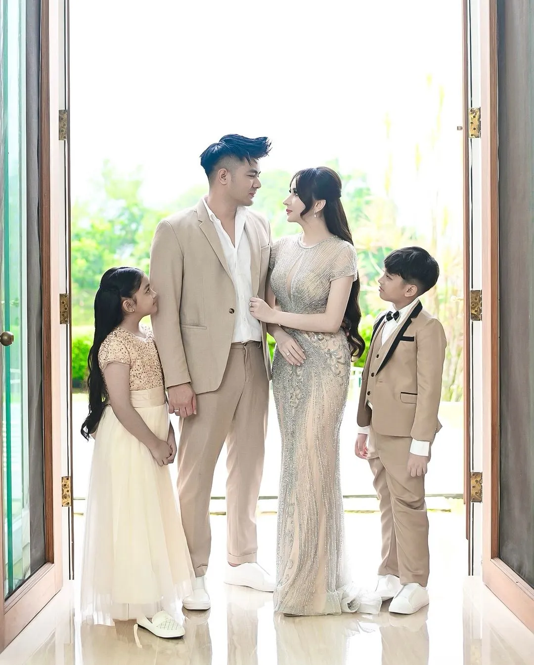 Potret Keluarga Guntur Triyoga dan Apris dengan Empat Anak, Dapat Kembar Cowok Cewek Dua Kali. (instagram/aprisdevita, instagram/gunturtriyoga)