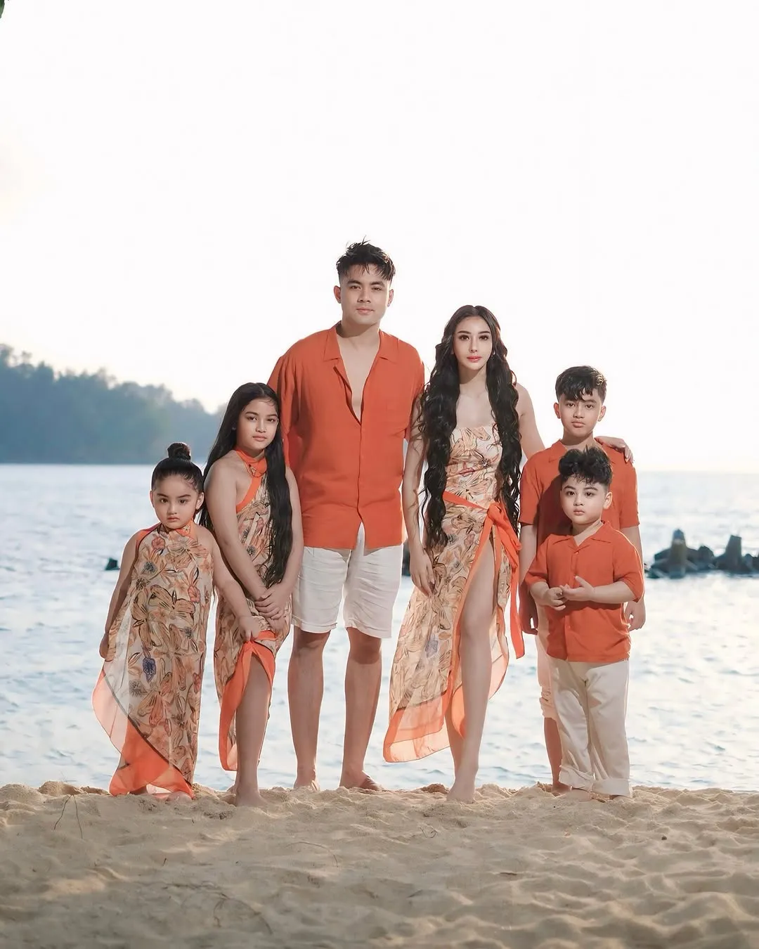 Potret Keluarga Guntur Triyoga dan Apris dengan Empat Anak, Dapat Kembar Cowok Cewek Dua Kali. (instagram/aprisdevita, instagram/gunturtriyoga)