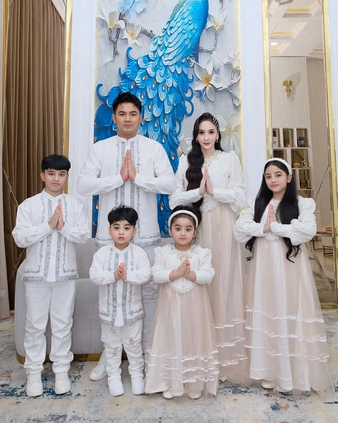 Potret Keluarga Guntur Triyoga dan Apris dengan Empat Anak, Dapat Kembar Cowok Cewek Dua Kali. (instagram/aprisdevita, instagram/gunturtriyoga)