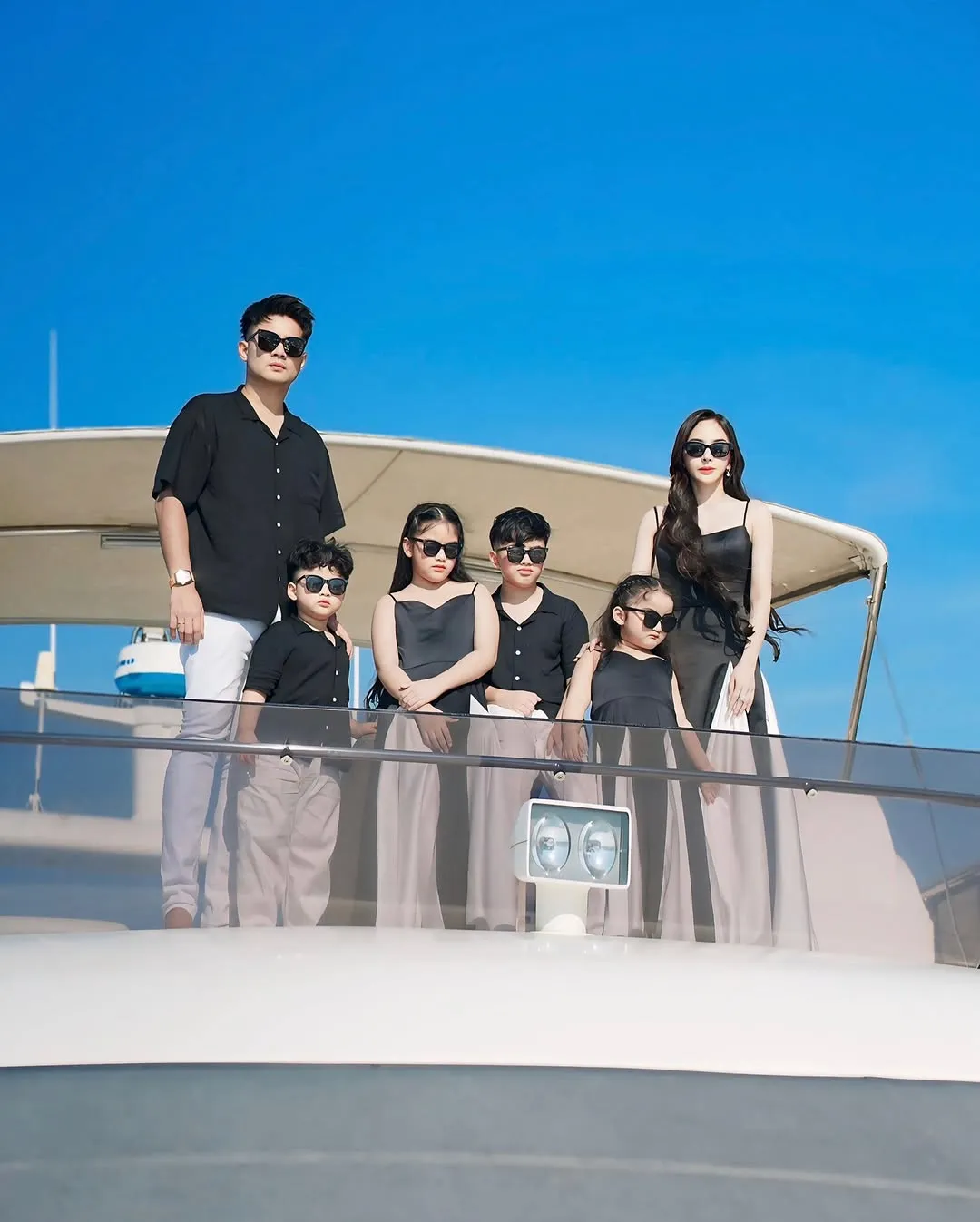 Potret Keluarga Guntur Triyoga dan Apris dengan Empat Anak, Dapat Kembar Cowok Cewek Dua Kali. (instagram/aprisdevita, instagram/gunturtriyoga)