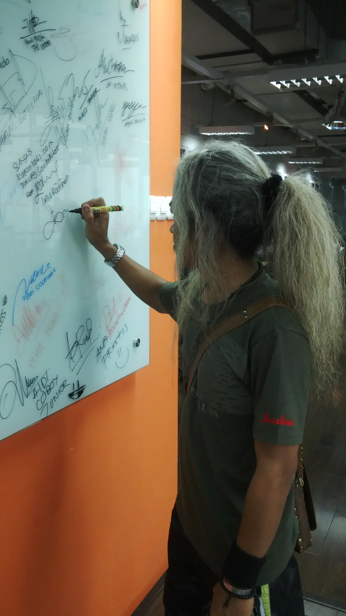 Kunto saat menandatangani Wall of Fame KapanLagi.com®. @KapanLagi.com®/CitraNatasya