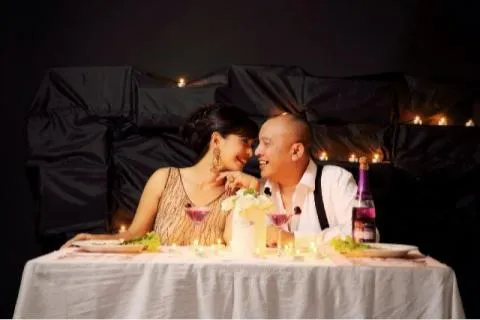 Romantisme Marissa Haque dan sang suami di tempat makan. ©dokumentasi pribadi/pur