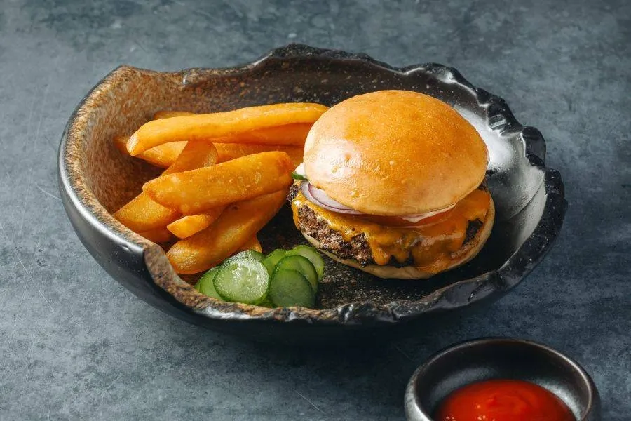 Stone Burger, salah satu menu andalan CAVERN Restaurant. Foto: Mandai