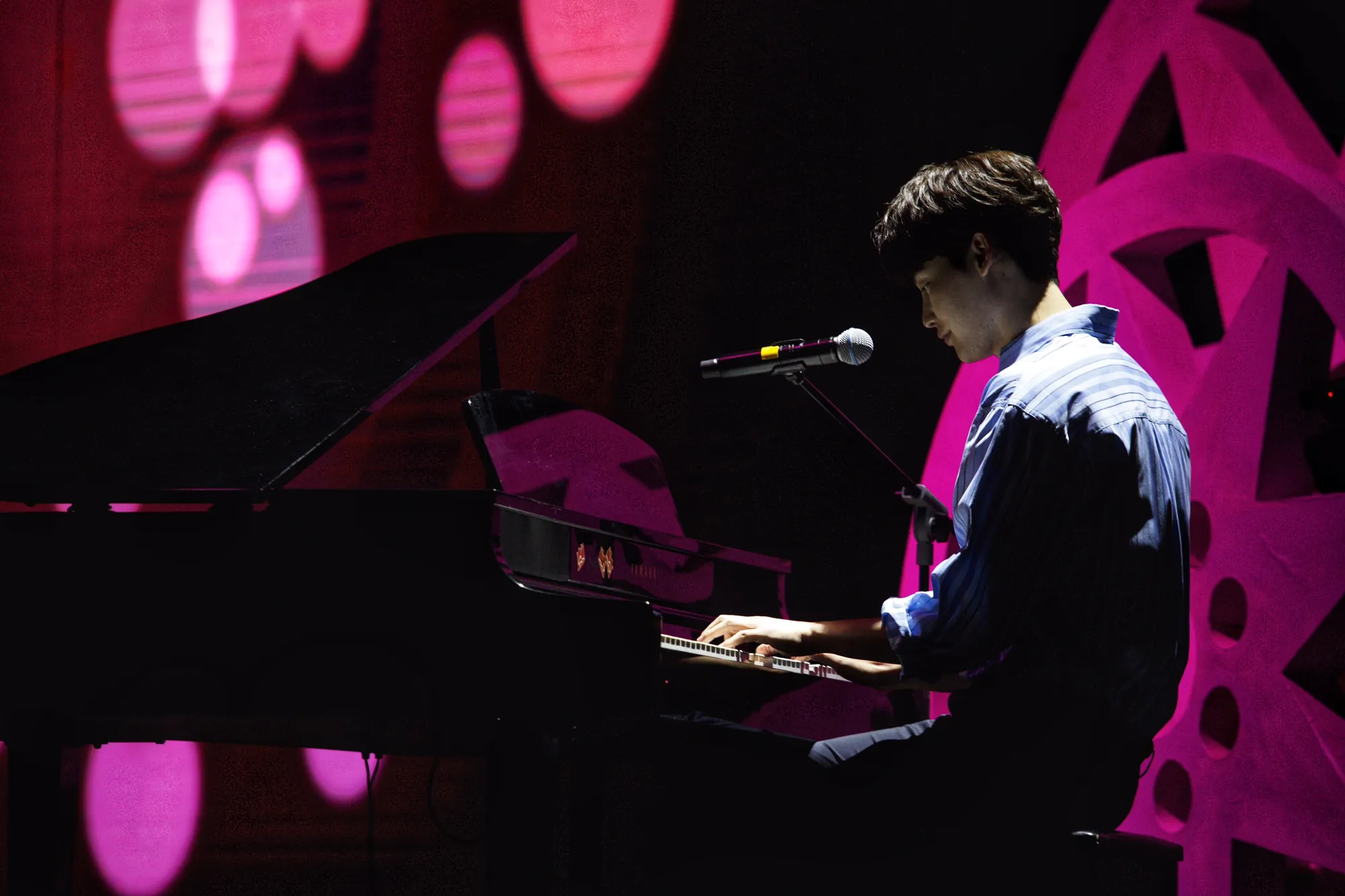 Main Piano dan Nyanyi