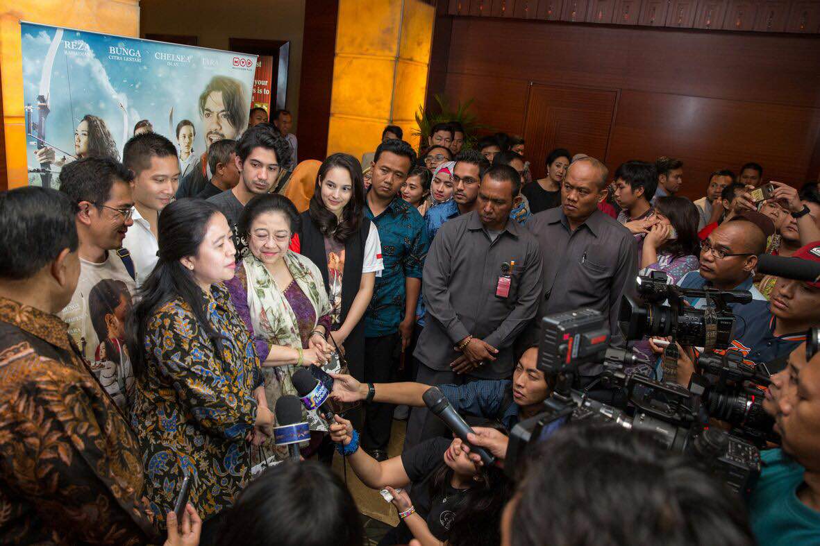 Mega dan Puan usai nonton film '3 SRIKANDI' © KapanLagi.com®/Fikri Alfi Rosyadi