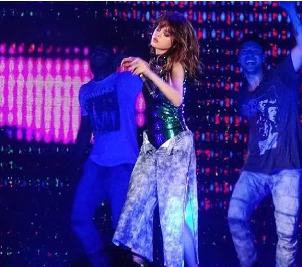 Selena Gomez di akhir setnya memakai kostum hijau yang diberi tambahan ovesized pants © instagram.com/revivaltourjkt