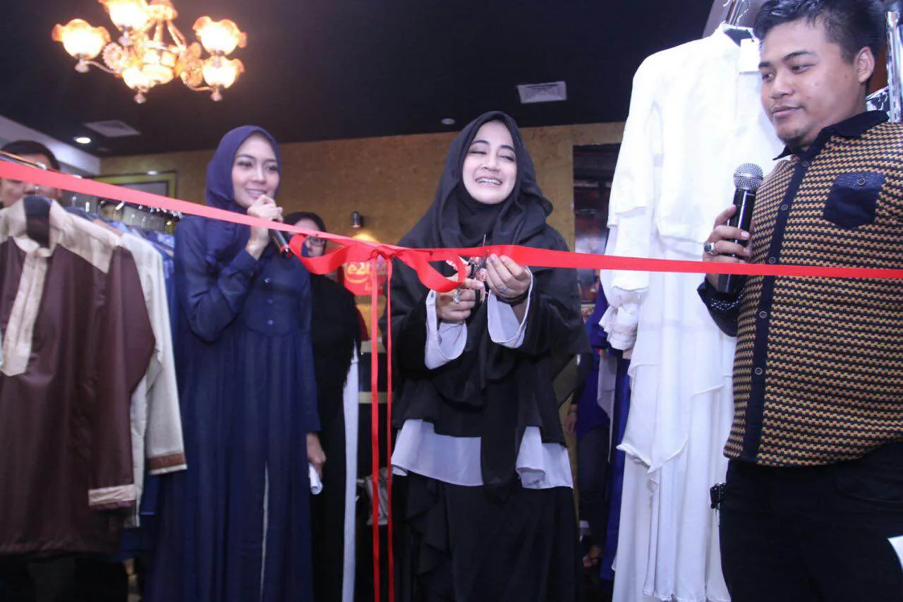 Pipik Dian Irawati potong pita tanda pengesahan butiknya ©KapanLagi.com/Abbas Aditya