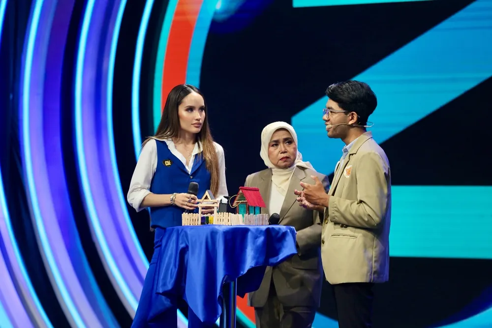 Tim panelis mengajukan pertanyaan terkait alat peraga tim UGM. (c) Adrian Putra/KapanLagi