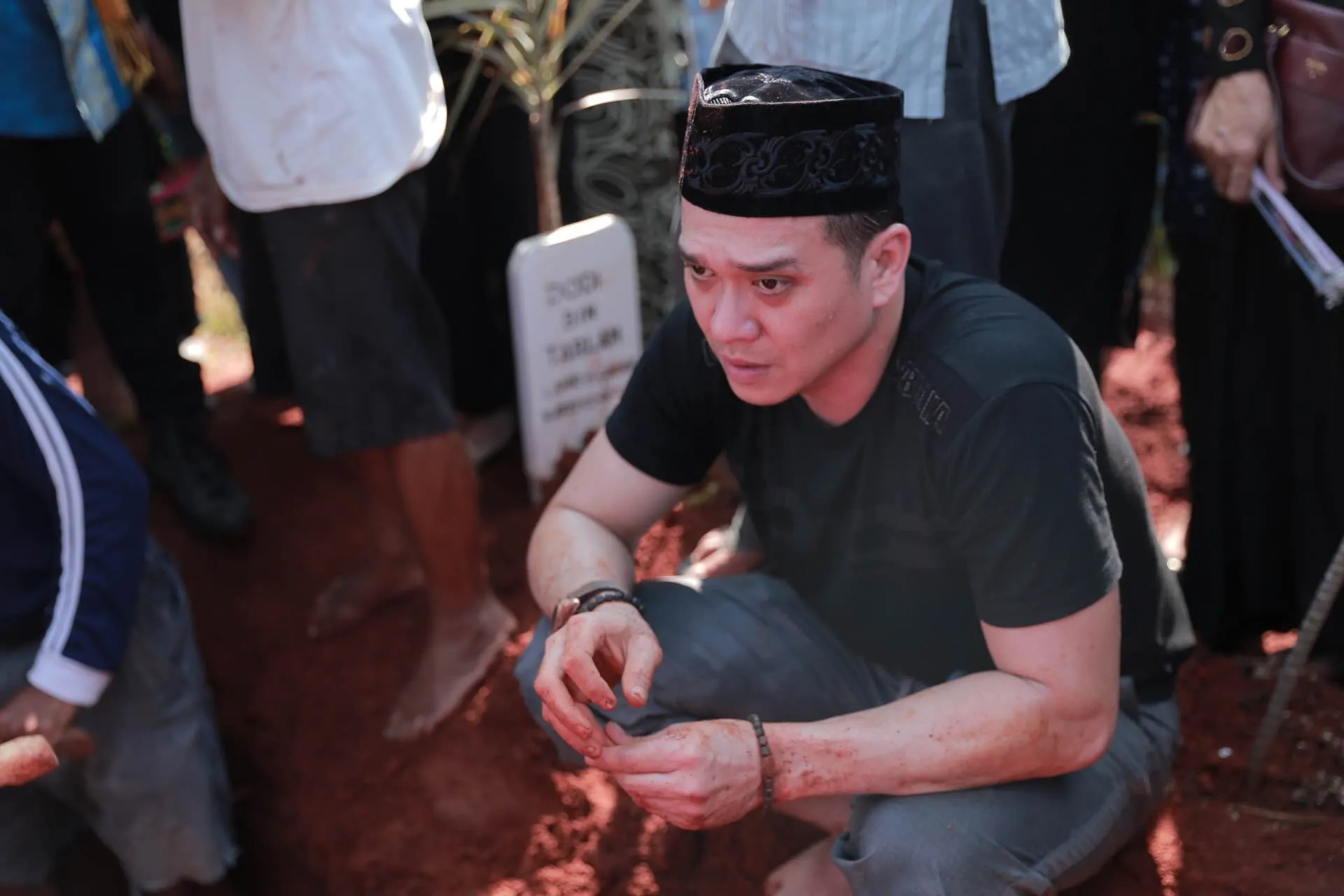 Duka menghampiri keluarga Fadli & Fadlan karena kematian ayah mereka. ©KapanLagi.com/Mathias Purwanto