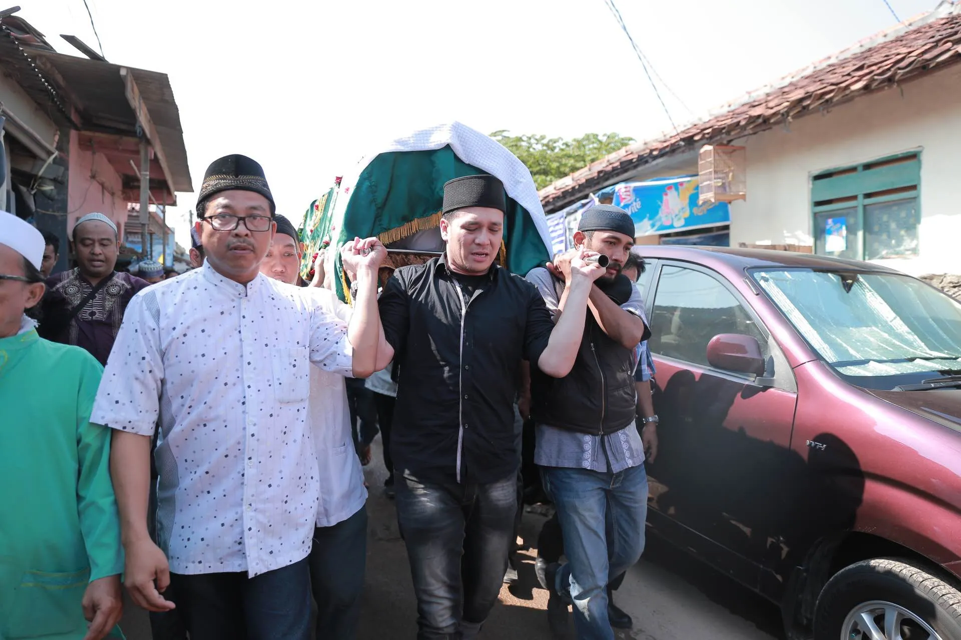 Banyak kenangan dari almarhum ayah yang sampai saat ini masih diingat Fadlan © Kapanlagi.com®/Mathias Purwanto
