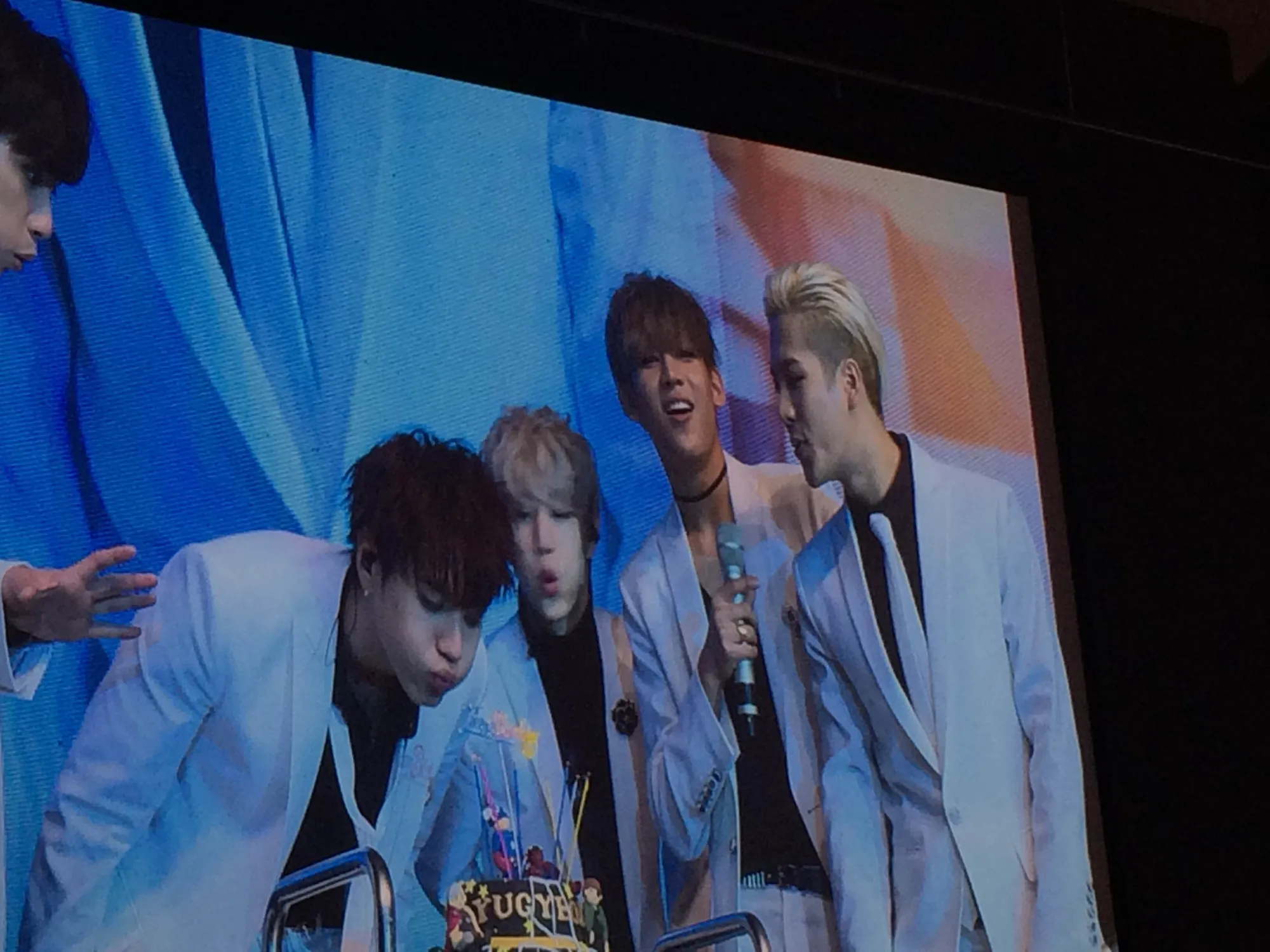 Fan ikut rayakan ulang tahun Yugyeom di atas panggung/©KapanLagi.com®/Nuzulur Rakhmah