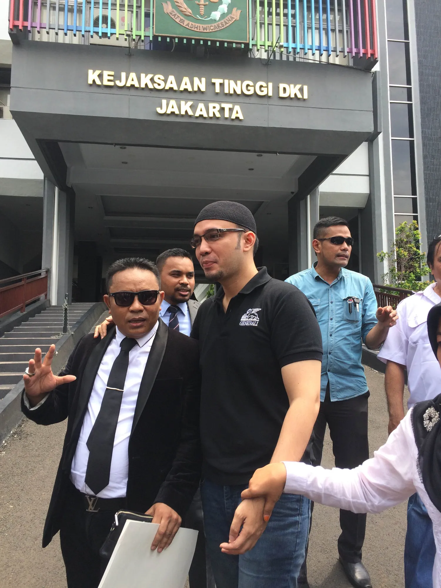 Dengan ditemani kuasa hukum, Sandy Tumiwa datang ke Kejati. ©KapanLagi.com/Nuzurul Rakhmah