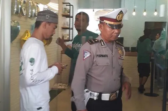 Polisi saat mendatangi Gigieat © KapanLagi.com/Abbas Adi Nugroho